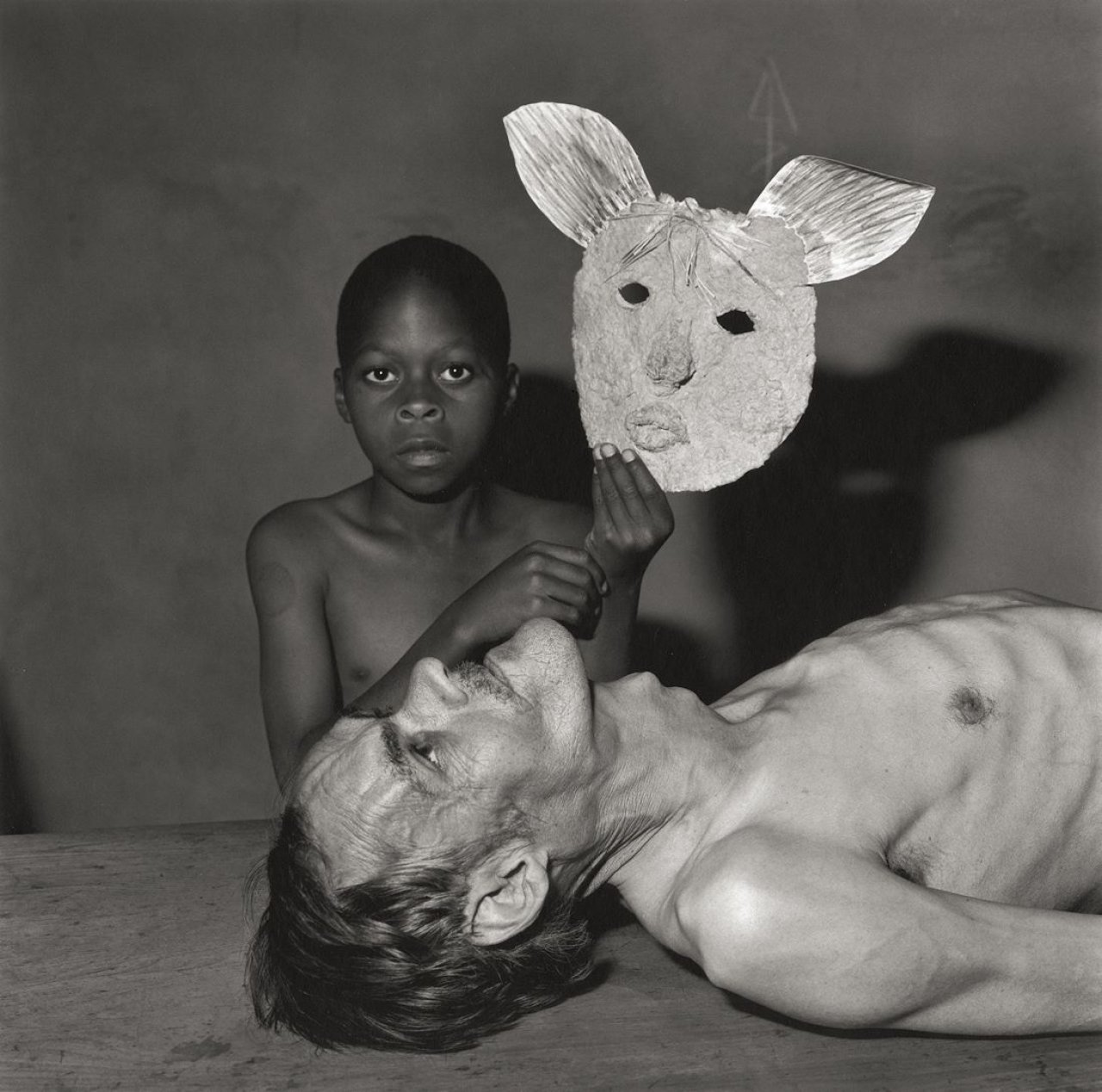 Auf diesem Bild ist das folgende Kunstwerk zu sehen: Roger Ballen. „Tommy, Samson and a Mask“, aus der Serie „Outland“. 2000.