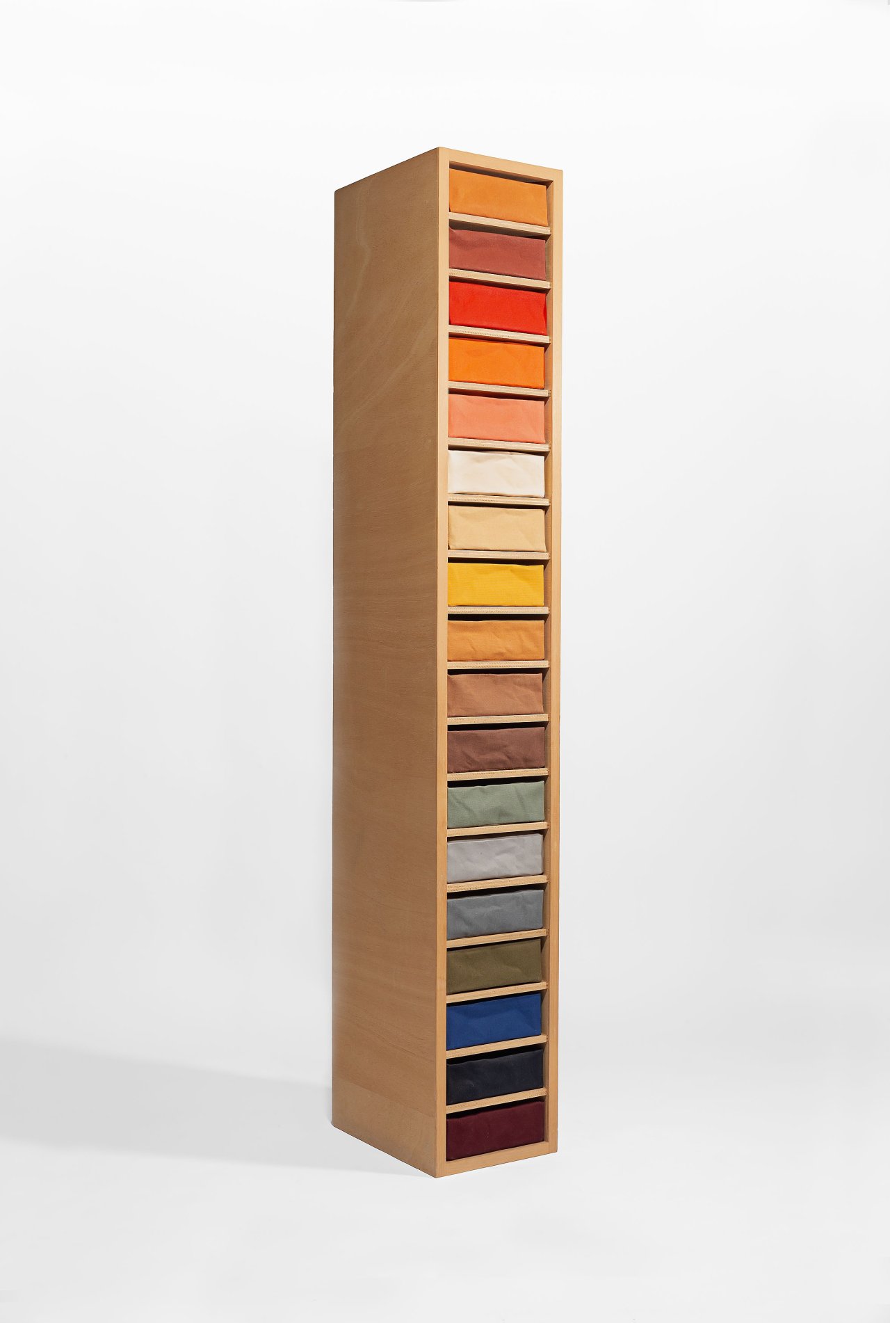 Auf diesem Bild ist das folgende Kunstwerk zu sehen: Franz Erhard Walther. „Wandgesang“. 1990.