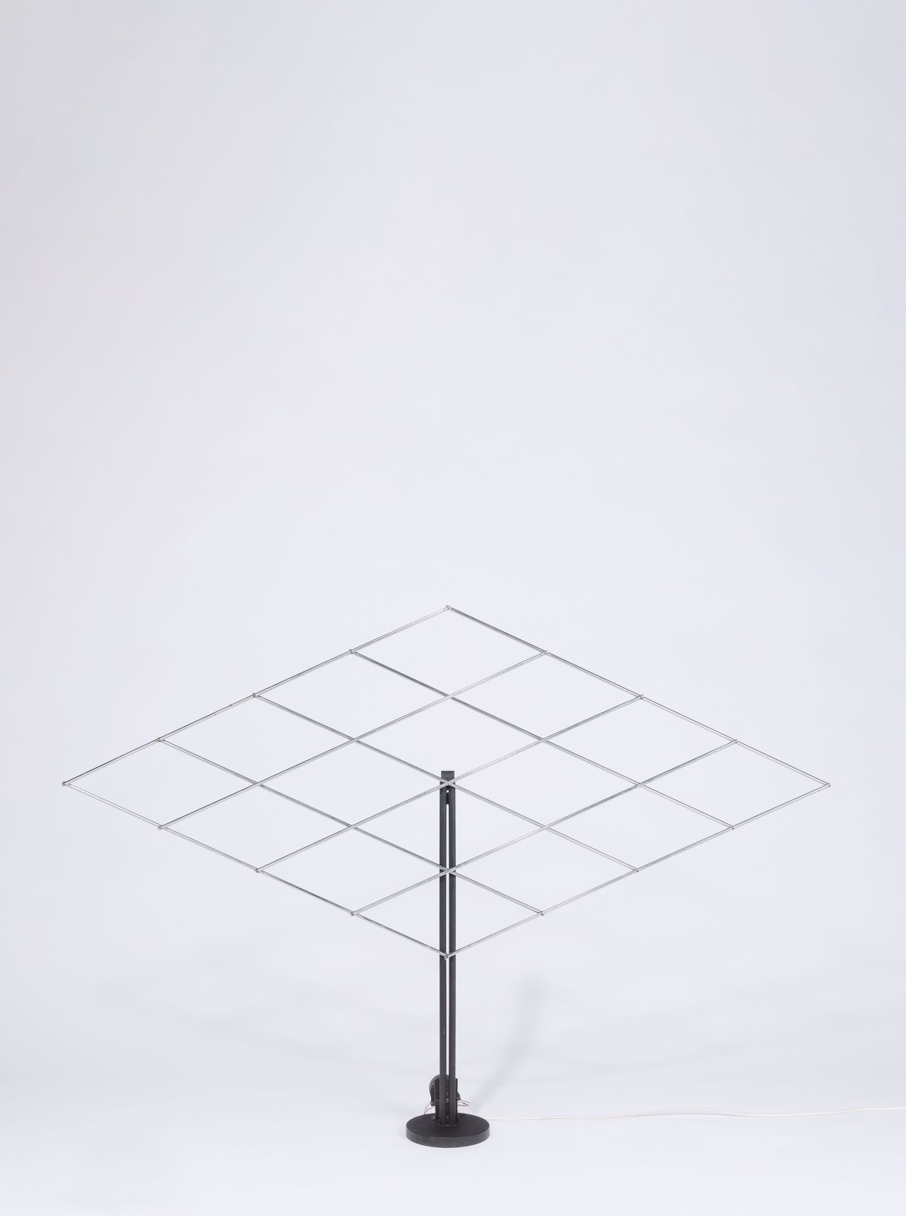 Auf diesem Bild ist das folgende Kunstwerk zu sehen: François Morellet. „Grille se déformant par mouvement électrique“. 1966.