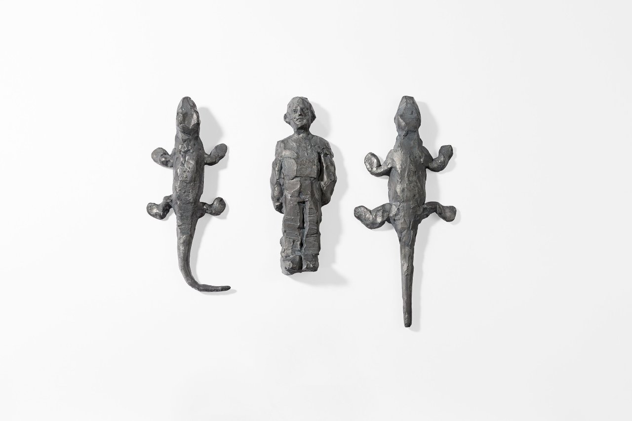 This picture shows the following artwork: Stephan Balkenhol. ”Two Lizards and a Man*”. 1993.