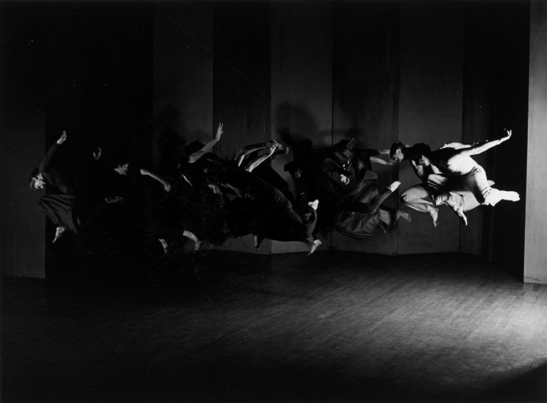 Auf diesem Bild ist das folgende Kunstwerk zu sehen: Barbara Morgan (d.i. Barbara Brooks Johnson). „Lynchtown (Humphrey-Weidman Group)“. 1938.