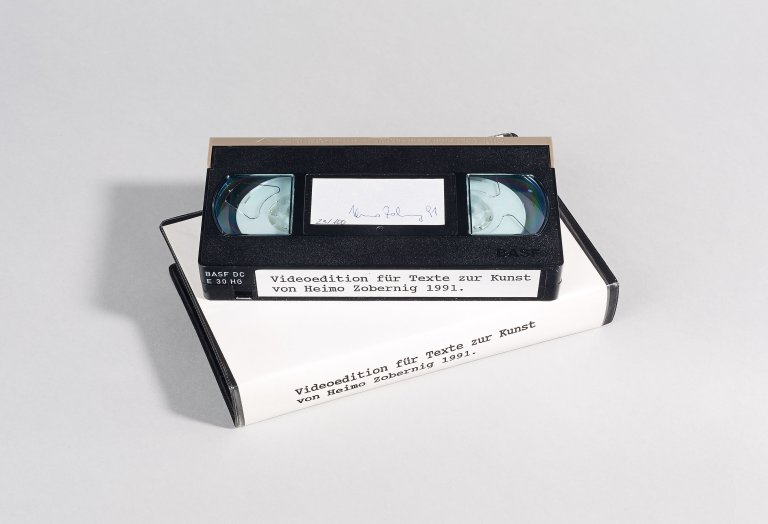 Auf diesem Bild ist das folgende Kunstwerk zu sehen: Heimo Zobernig. „Videoedition für „Texte zur Kunst““. 1991.