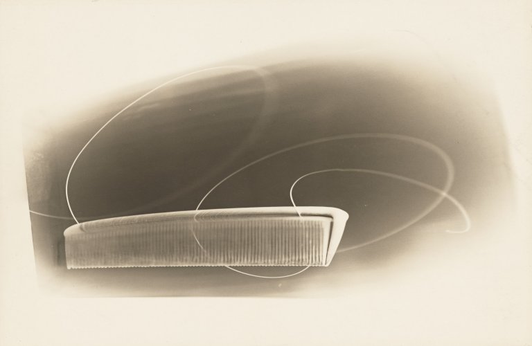 Auf diesem Bild ist das folgende Kunstwerk zu sehen: Elfriede Stegemeyer. „fotogramm“. 1932.