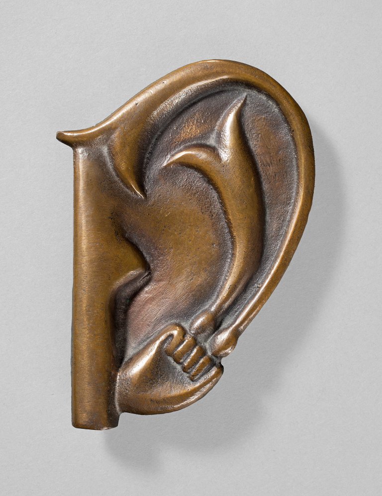Auf diesem Bild ist das folgende Kunstwerk zu sehen: Meret Oppenheim. „Das Ohr von Giacometti“. 1933/77.