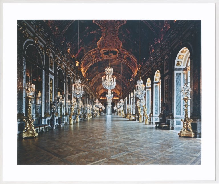 Auf diesem Bild ist das folgende Kunstwerk zu sehen: Robert Polidori. LA GALERIE DES GLACES (Chateau de Versailles). 1988.