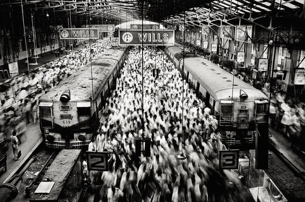 This picture shows the following artwork: Sebastião  Salgado. „India“, Churchgate Station, Bombay. 1995.