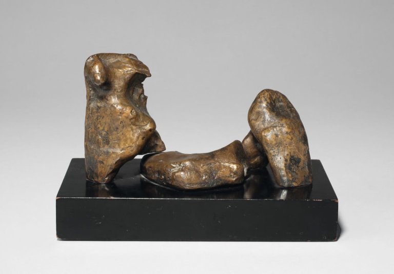 Auf diesem Bild ist das folgende Kunstwerk zu sehen: Henry Moore. „Three Piece Reclining Figure: Maquette Nr. 1“. 1961.