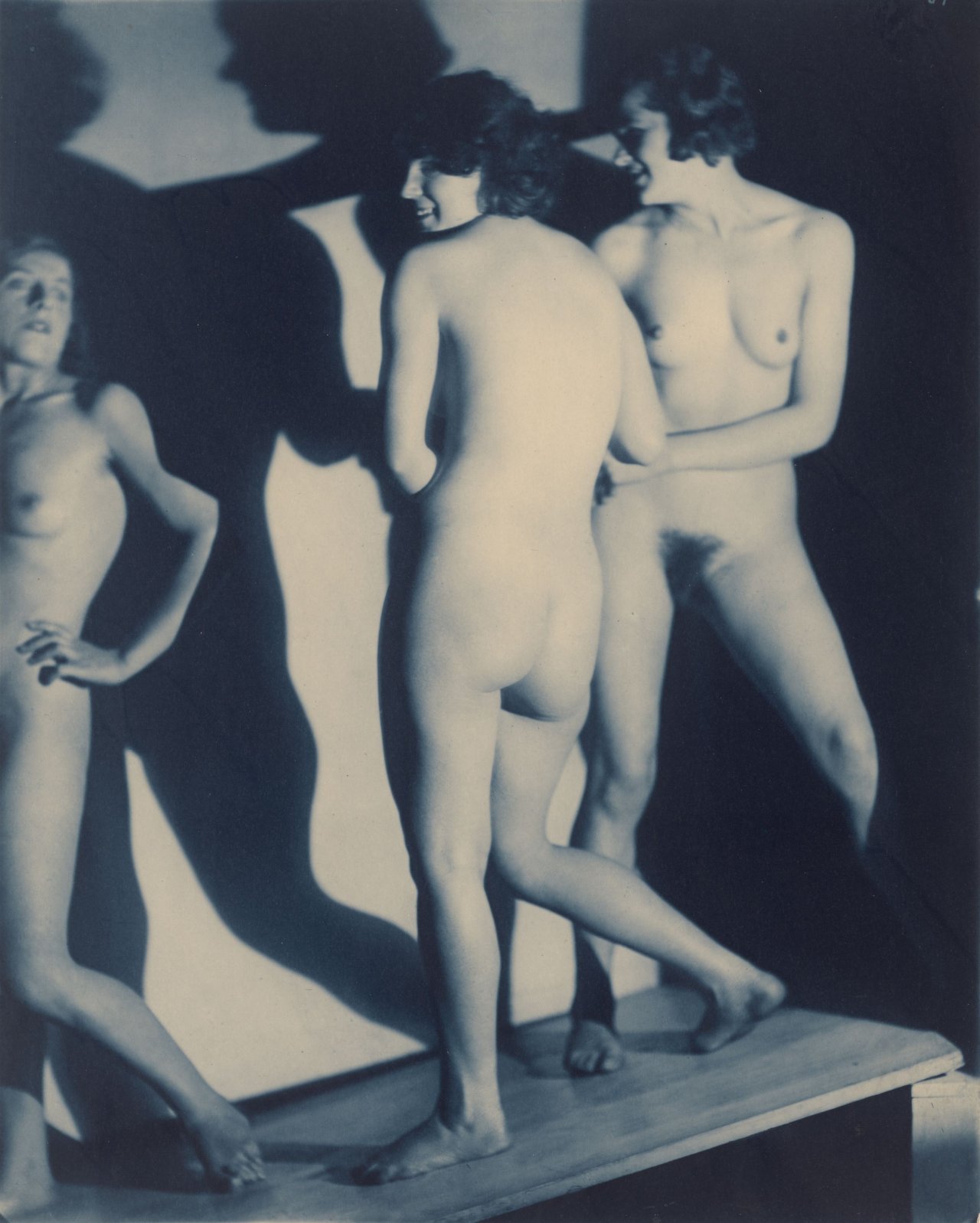 Auf diesem Bild ist das folgende Kunstwerk zu sehen: František Drtikol. Les Trois Graces. 1932.