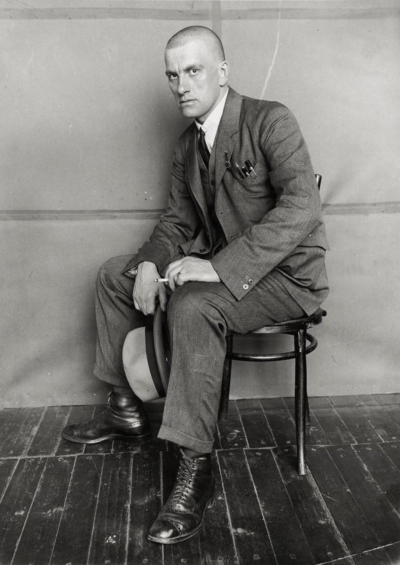 Auf diesem Bild ist das folgende Kunstwerk zu sehen: Alexander  Rodchenko. Portrait Vladimir Mayakovsky. 1924.