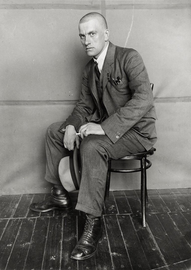 Auf diesem Bild ist das folgende Kunstwerk zu sehen: Alexander  Rodchenko. Portrait Vladimir Mayakovsky. 1924.