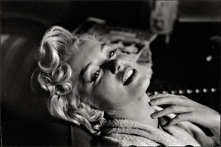 Auf diesem Bild ist das folgende Kunstwerk zu sehen: Elliott Erwitt. „New York City“ (Marilyn Monroe). 1956.