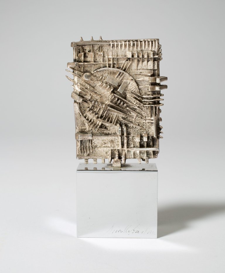 Auf diesem Bild ist das folgende Kunstwerk zu sehen: Arnaldo Pomodoro. Stele. 1974.