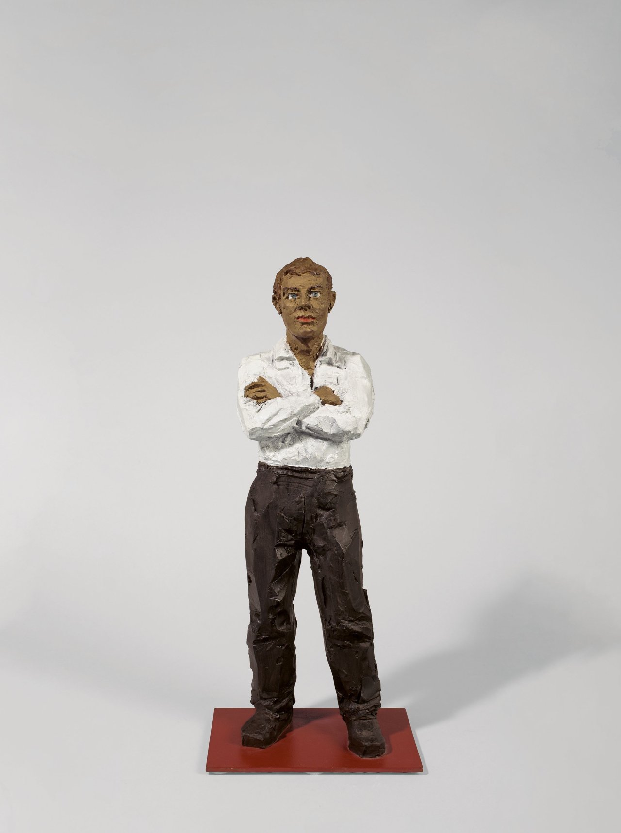 This picture shows the following artwork: Stephan Balkenhol. Mann mit weißem Hemd und verschränkten Armen. 2001.