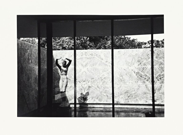 Auf diesem Bild ist das folgende Kunstwerk zu sehen: Günther Förg. Barcelona Pavillon. 1989.