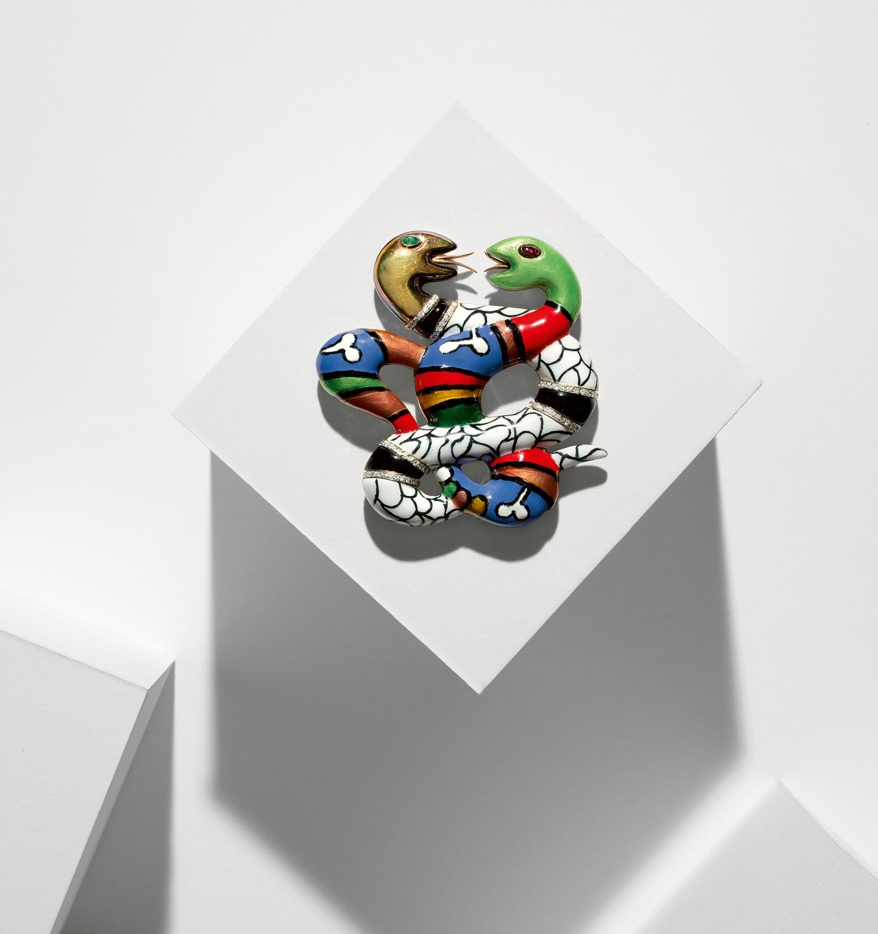 Auf diesem Bild ist das folgende Kunstwerk zu sehen: Niki de Saint Phalle. Brosche „Double Serpents“. 1989.