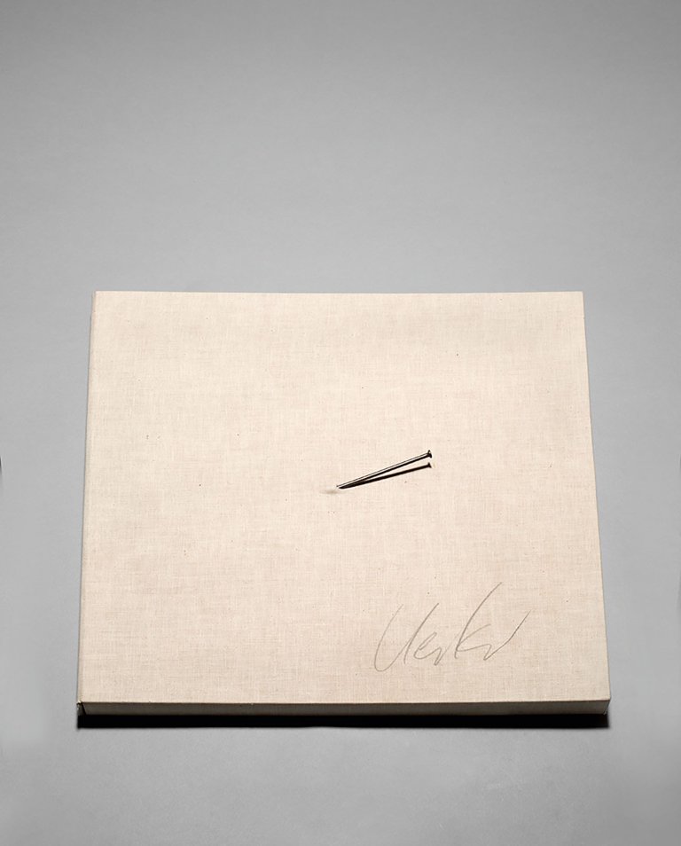 Auf diesem Bild ist das folgende Kunstwerk zu sehen: Günther Uecker. „UECKER“. 1970.