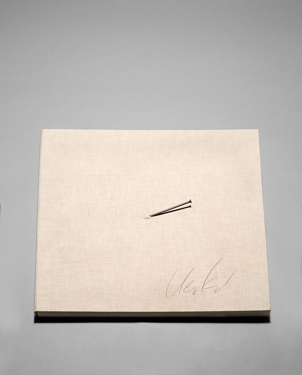 Auf diesem Bild ist das folgende Kunstwerk zu sehen: Günther Uecker. „UECKER“. 1970.