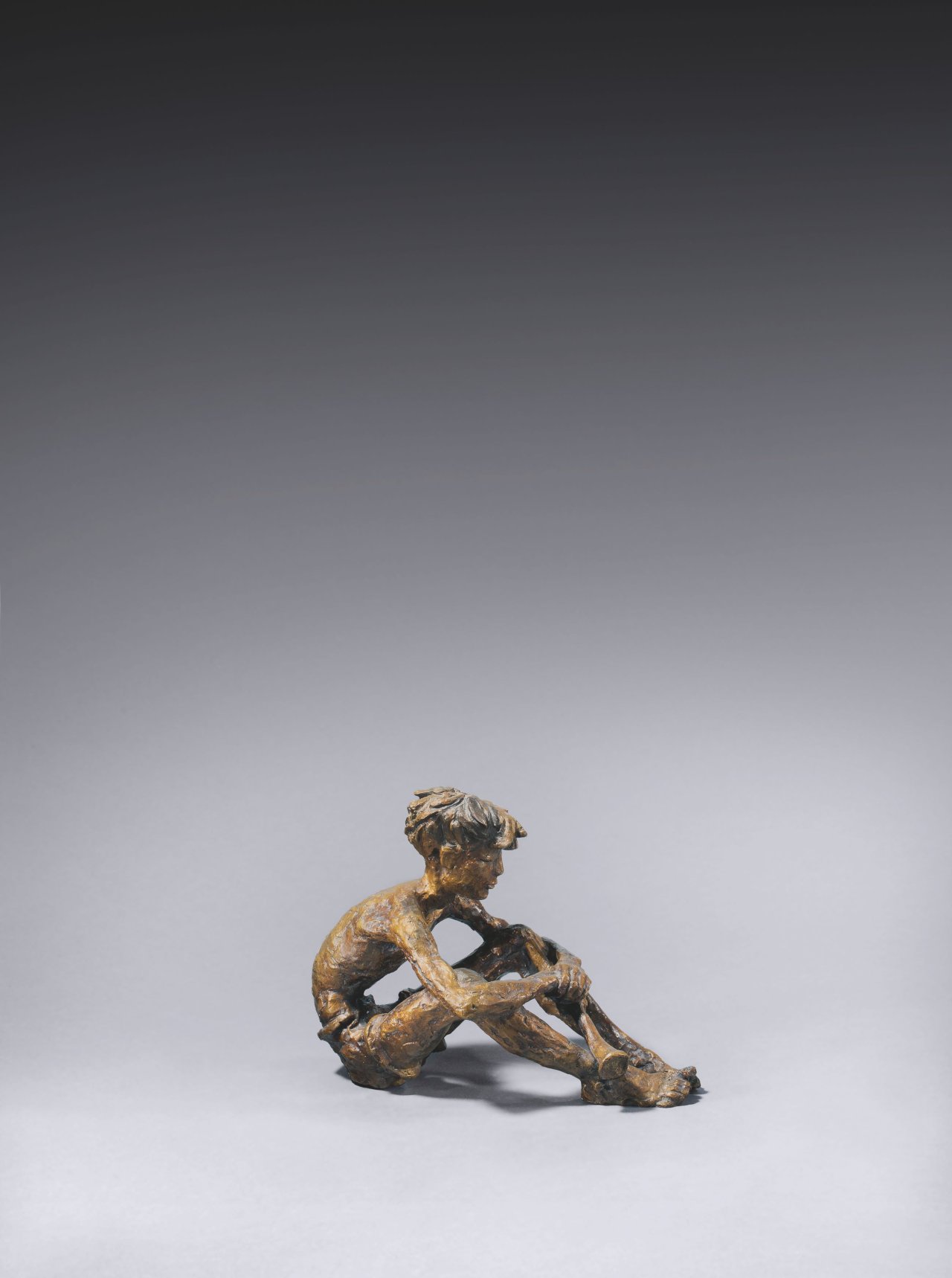 Auf diesem Bild ist das folgende Kunstwerk zu sehen: Renée Sintenis. „Sitzender Knabe mit Schalmei“. 1951.