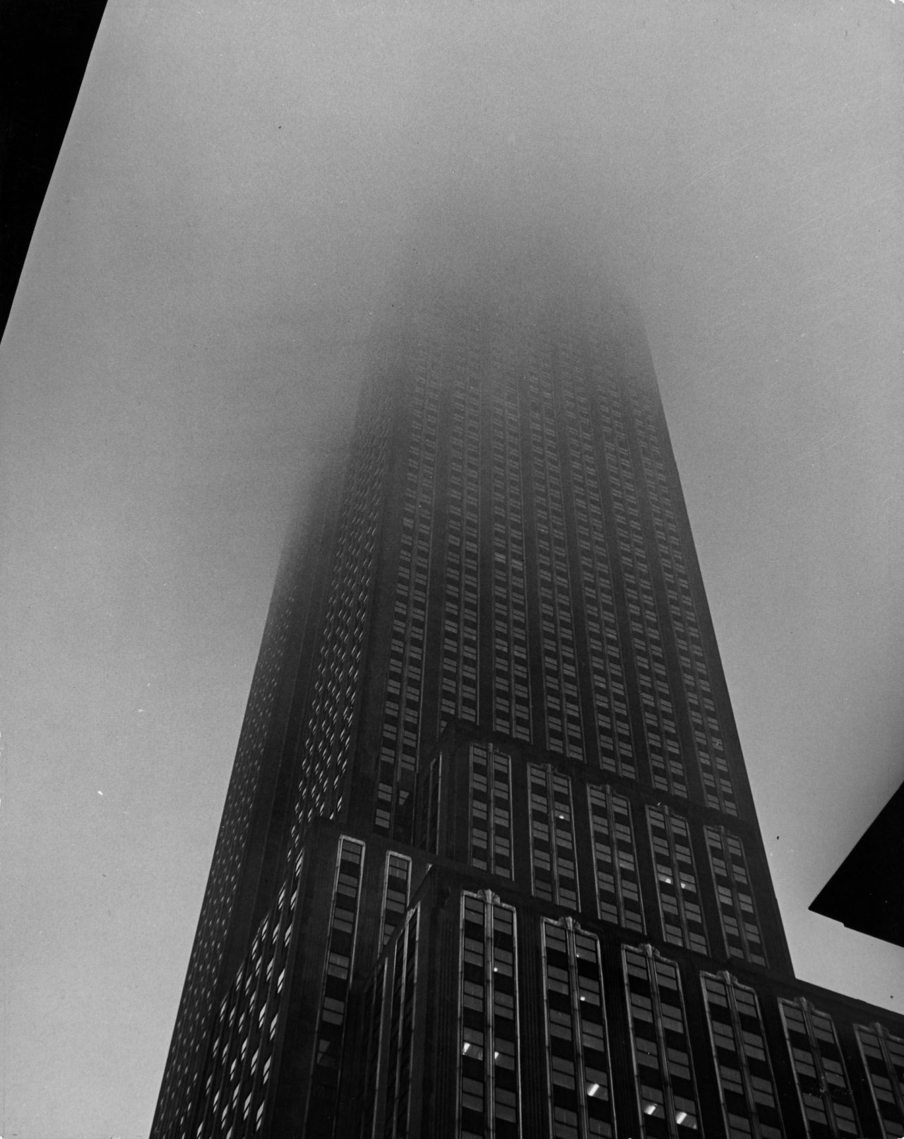 Auf diesem Bild ist das folgende Kunstwerk zu sehen: Andreas Feininger. „Empire State Bldg. in fog“. 1949.