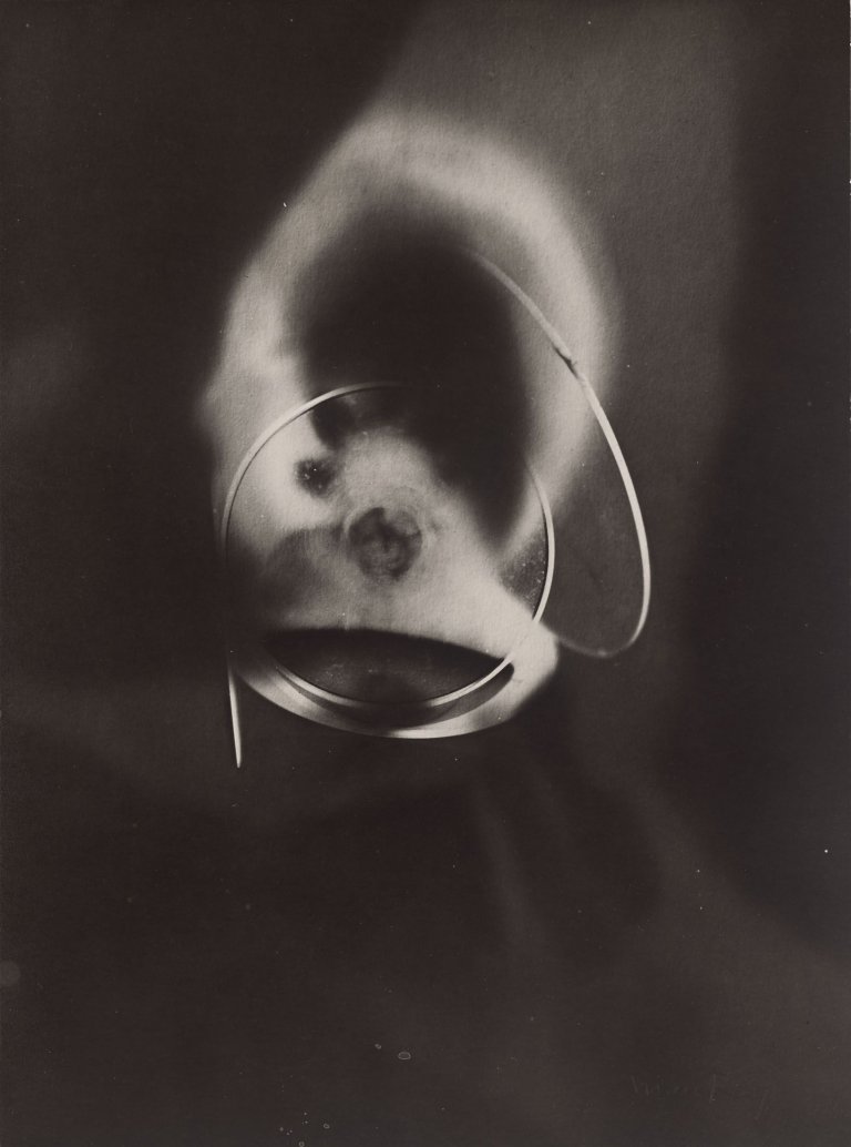 Auf diesem Bild ist das folgende Kunstwerk zu sehen:  Man Ray. Ohne Titel. 1922.