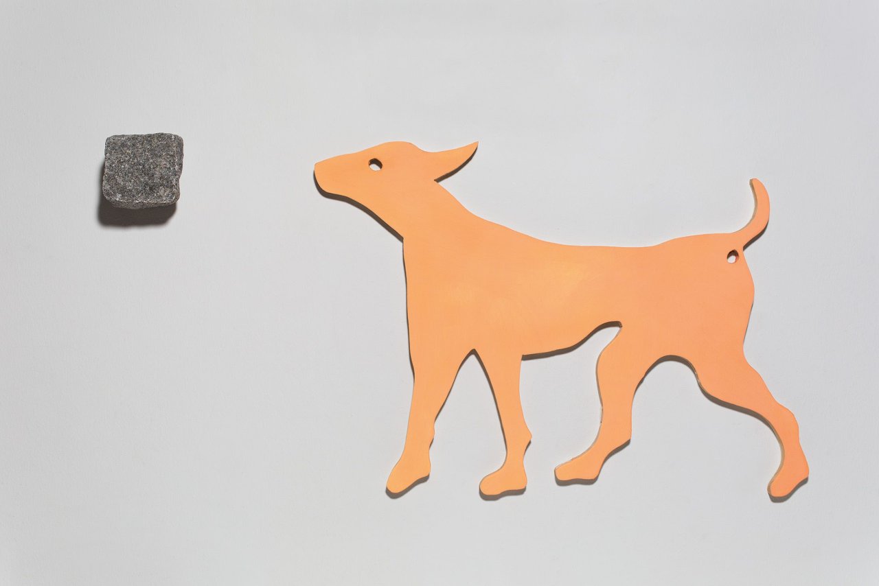 Auf diesem Bild ist das folgende Kunstwerk zu sehen: Imi Knoebel. „Dog stoned“. 2002.