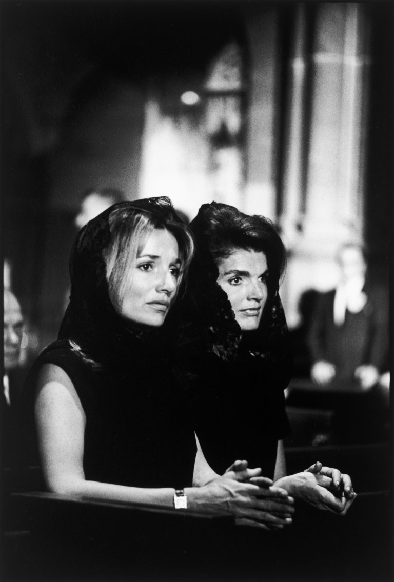 Auf diesem Bild ist das folgende Kunstwerk zu sehen: Robert Lebeck. „Jackie Kennedy und ihre Schwester Lee Radziwill am Sarg von Bob Kennedy, New York“. 1968.