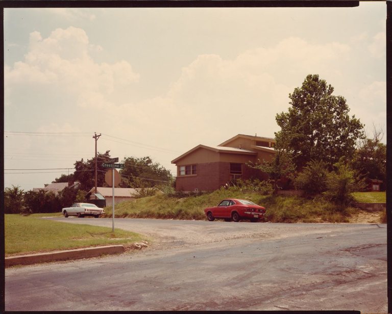 Auf diesem Bild ist das folgende Kunstwerk zu sehen: Stephen Shore. „Sutter St.+ Crestline Rd., Fort Worth, Texas 6/3/76“. 1976.