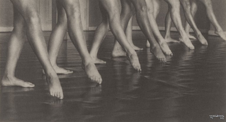 Auf diesem Bild ist das folgende Kunstwerk zu sehen: Ilse Bing. „Laban Schule, Frankfurt“. 1929.