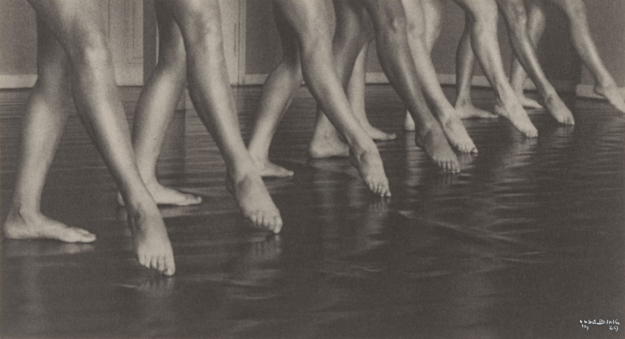 Auf diesem Bild ist das folgende Kunstwerk zu sehen: Ilse Bing. „Laban Schule, Frankfurt“. 1929.