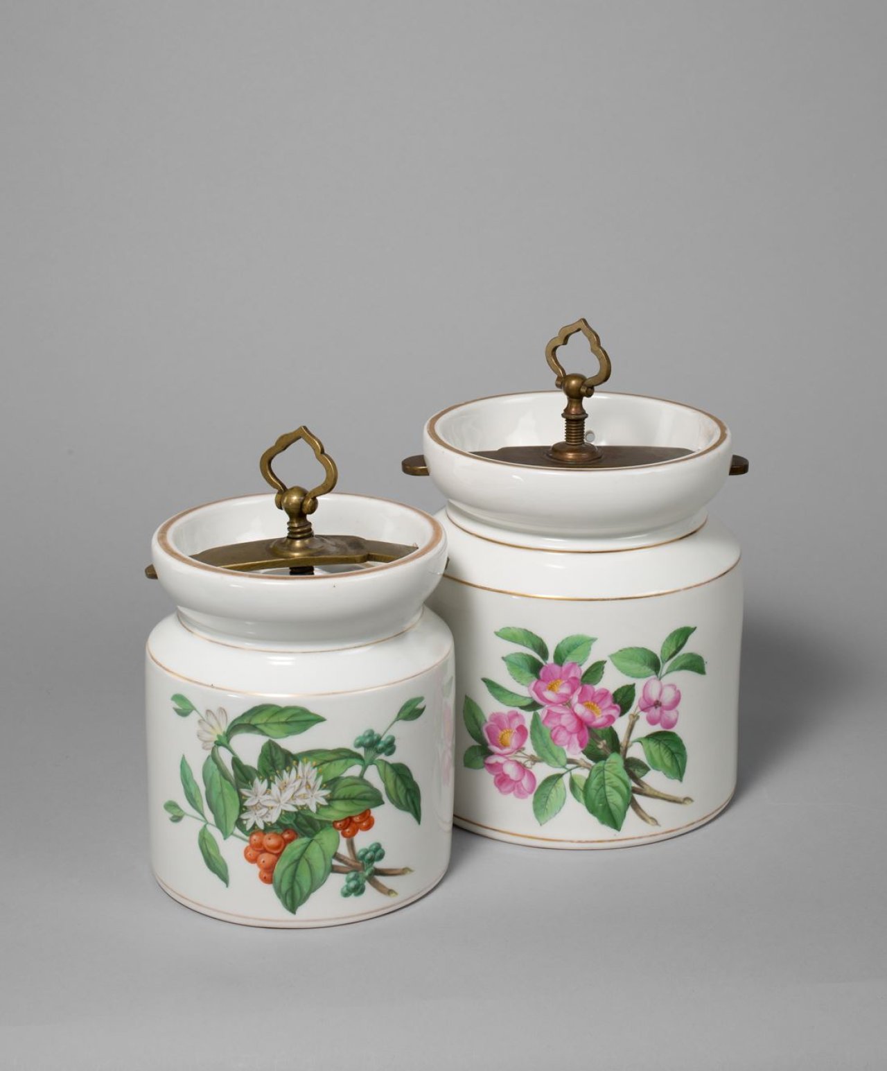 Auf diesem Bild ist das folgende Kunstwerk zu sehen:  KPM Königliche Porzellan-Manufaktur Berlin. Tee- und Kaffeedose mit Darstellung eines Tee- und Kaffeestrauches. Um 1850/70.