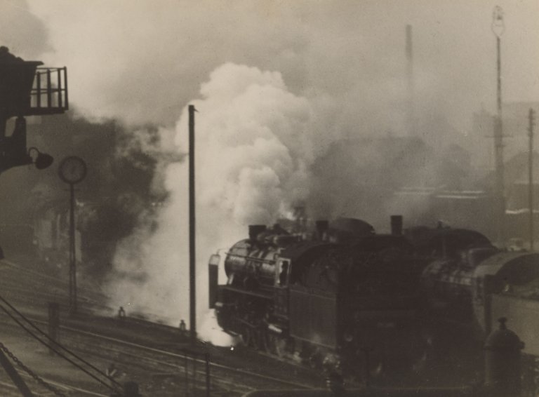 Auf diesem Bild ist das folgende Kunstwerk zu sehen:  Wolff & Tritschler (Dr. Paul Wolff & Alfred Tritschler). Eisenbahn. Um 1926.