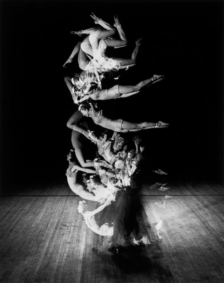 Auf diesem Bild ist das folgende Kunstwerk zu sehen: Harold E. Edgerton. Tumblers. 1942.