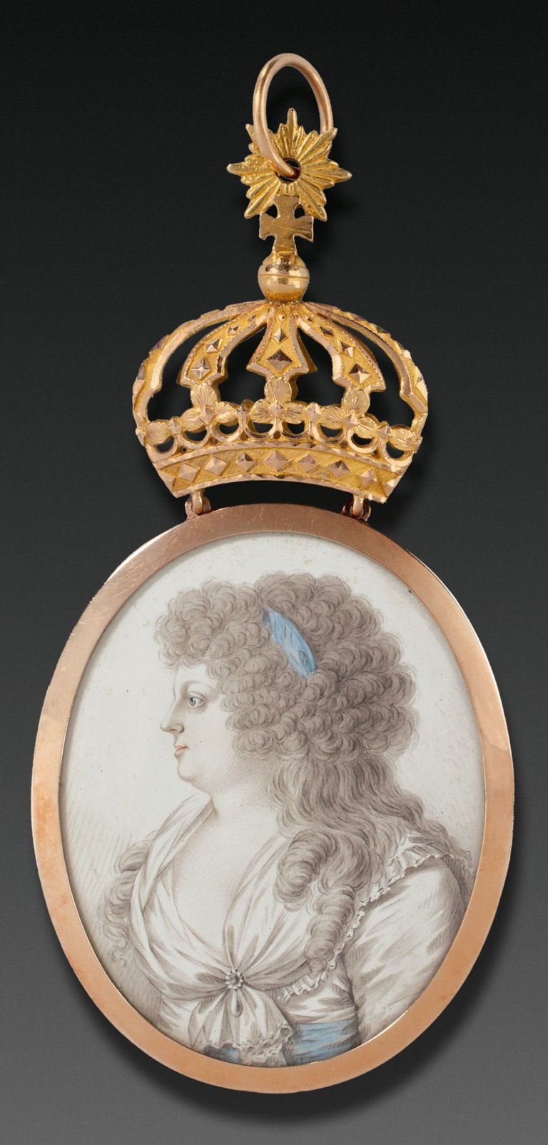 Auf diesem Bild ist das folgende Kunstwerk zu sehen: Henrik Plötz. Brustschmuck mit dem Bildnis Königin Friederike Luise von Preußen, geb. Hessen-Darmstadt (1751-1805). Um 1796.
