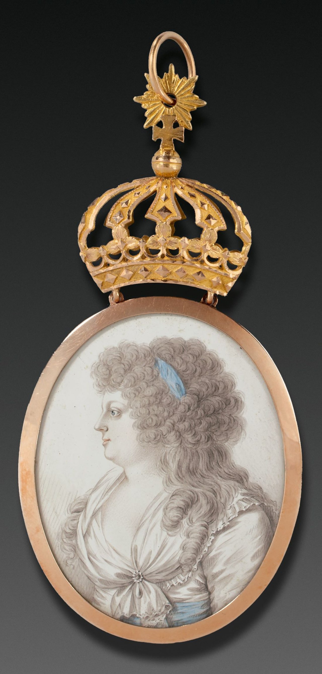 Auf diesem Bild ist das folgende Kunstwerk zu sehen: Henrik Plötz. Brustschmuck mit dem Bildnis Königin Friederike Luise von Preußen, geb. Hessen-Darmstadt (1751-1805). Um 1796.
