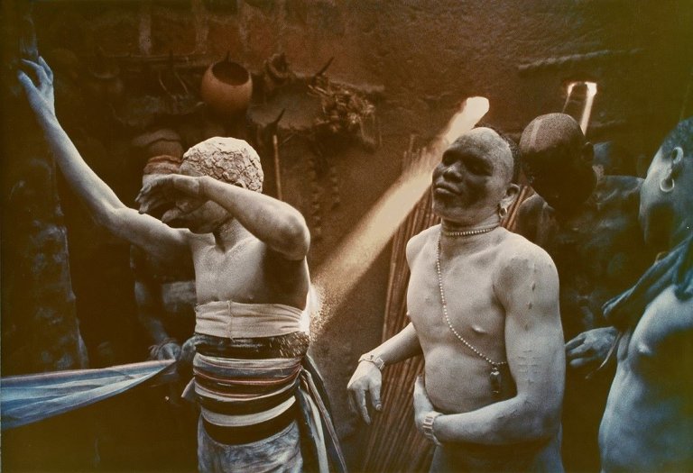 Auf diesem Bild ist das folgende Kunstwerk zu sehen: Leni Riefenstahl. Einweihung eines Jünglings, aus der Serie „Masakin-Qisar-Nuba“. 1962-1977.
