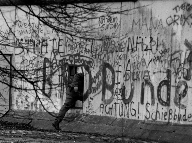 Auf diesem Bild ist das folgende Kunstwerk zu sehen: Barbara Klemm. „West Berlin“. 1987.