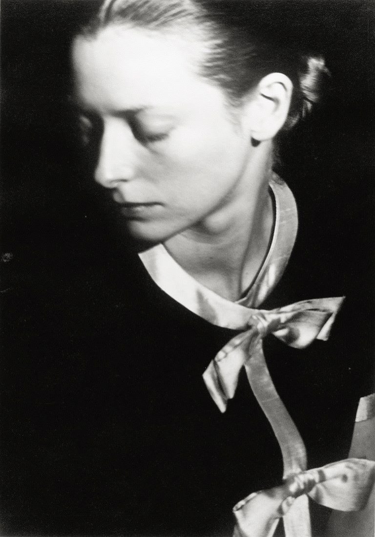 Auf diesem Bild ist das folgende Kunstwerk zu sehen:  Anonym. Tilda Swinton. Um 1990.
