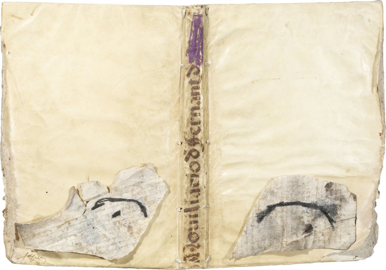 Auf diesem Bild ist das folgende Kunstwerk zu sehen: Antoni Tàpies. „Two Papers on Parchment“. 1971.