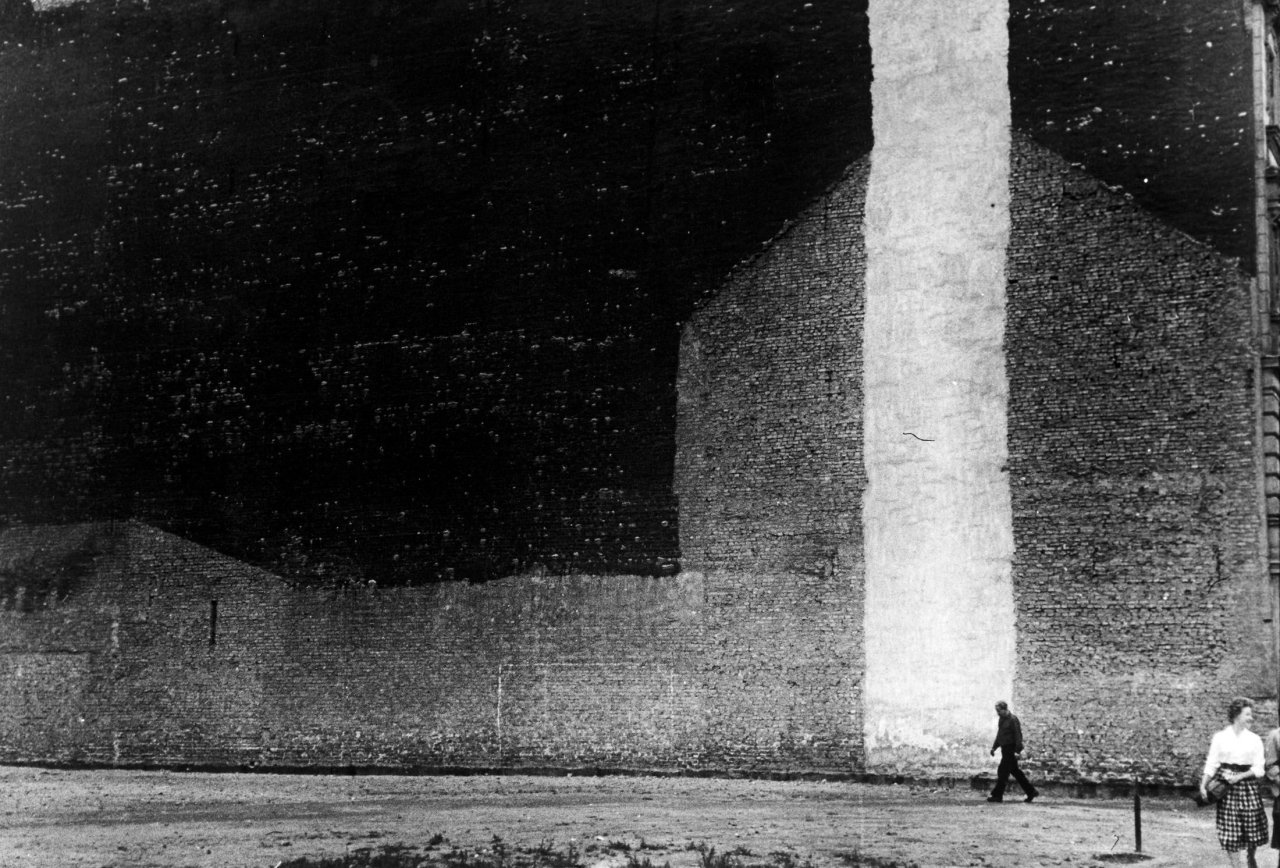 This picture shows the following artwork: Will McBride. Wall with white strip, Berlin. 1957.
