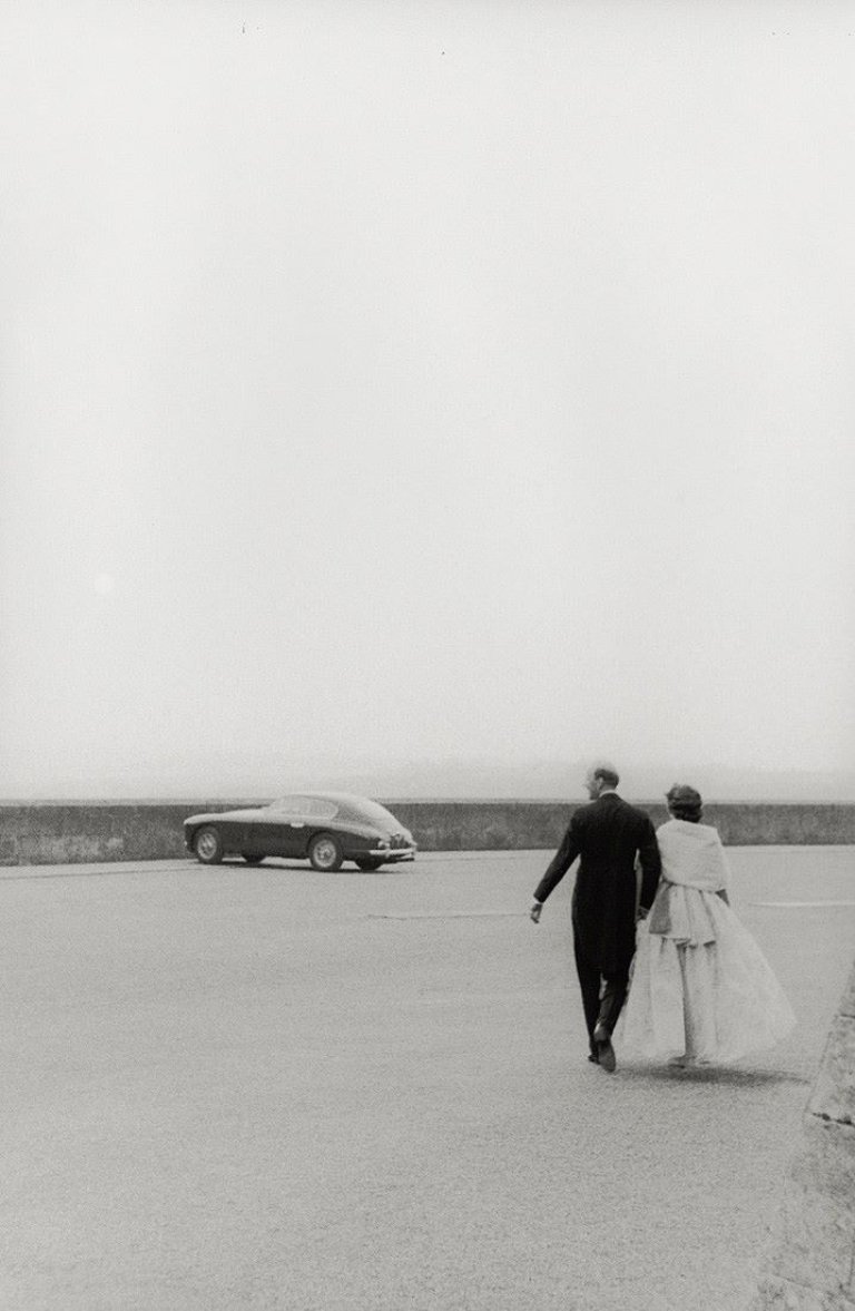Auf diesem Bild ist das folgende Kunstwerk zu sehen: Burt Glinn. Ohne Titel (Belvoir Castle, Ball zum Debüt von Lindy Guinness). 1959.