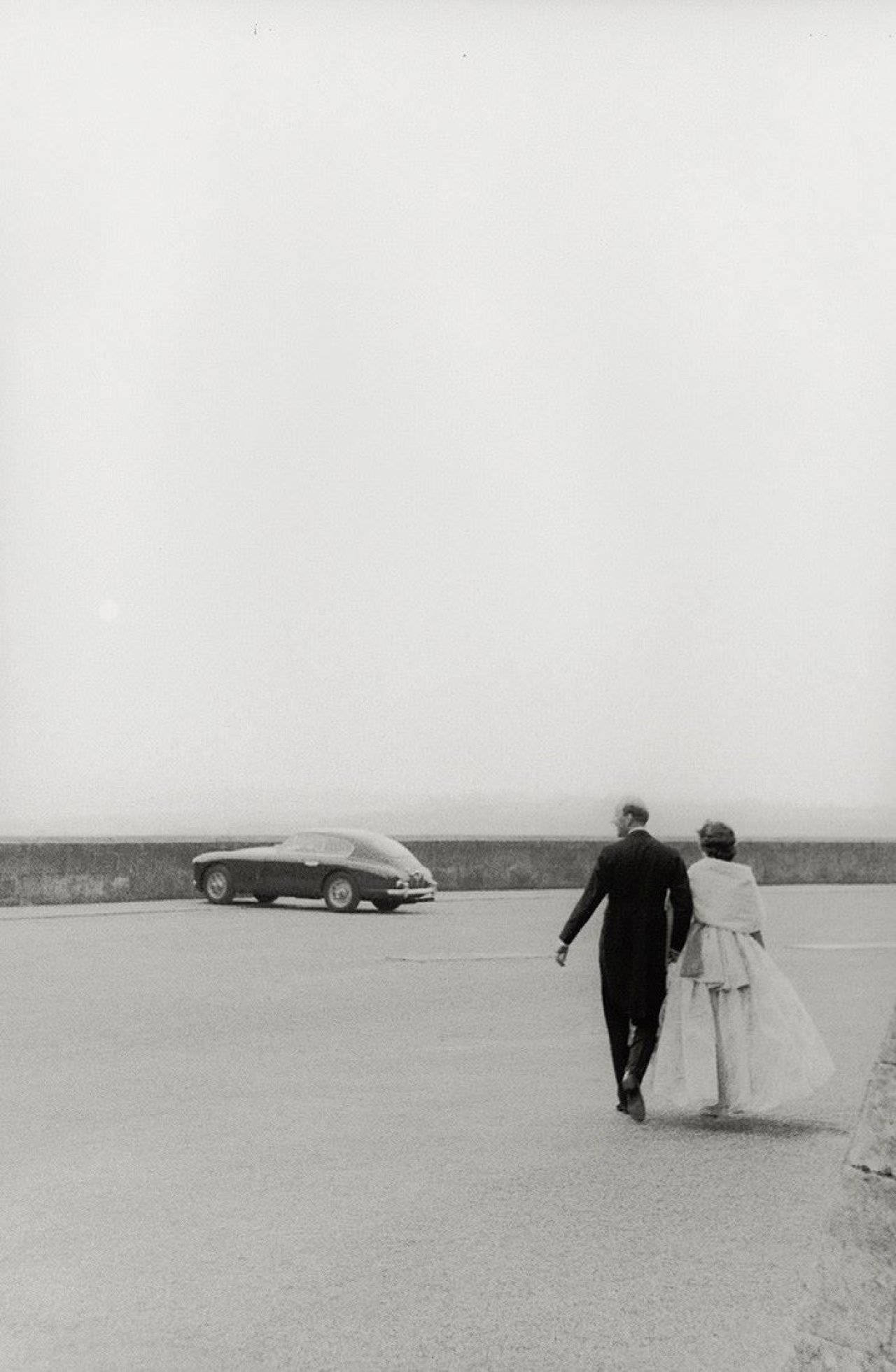 Auf diesem Bild ist das folgende Kunstwerk zu sehen: Burt Glinn. Ohne Titel (Belvoir Castle, Ball zum Debüt von Lindy Guinness). 1959.