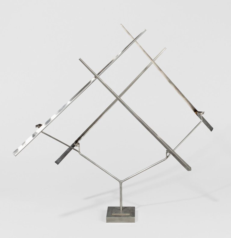Auf diesem Bild ist das folgende Kunstwerk zu sehen: George Rickey. Four Lines Oblique Zig-Zag III. 1977/93.