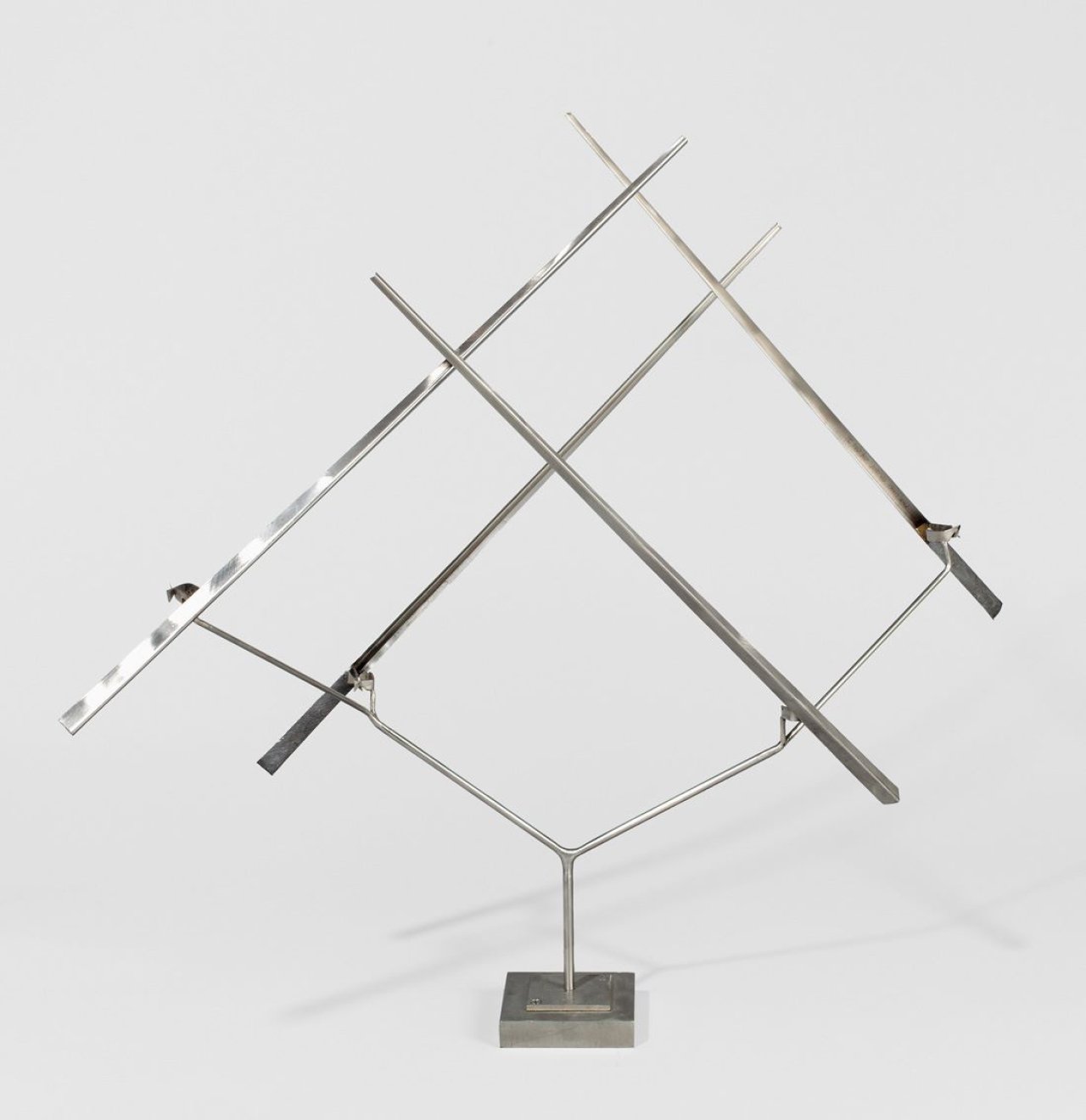 Auf diesem Bild ist das folgende Kunstwerk zu sehen: George Rickey. Four Lines Oblique Zig-Zag III. 1977/93.