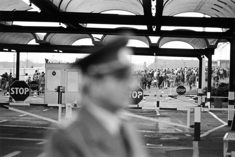 Auf diesem Bild ist das folgende Kunstwerk zu sehen: Christian Borchert. „Maueröffnung Bornholmer Straße 10.11.89, Berlin-Prenzlauer Berg“. 1989.