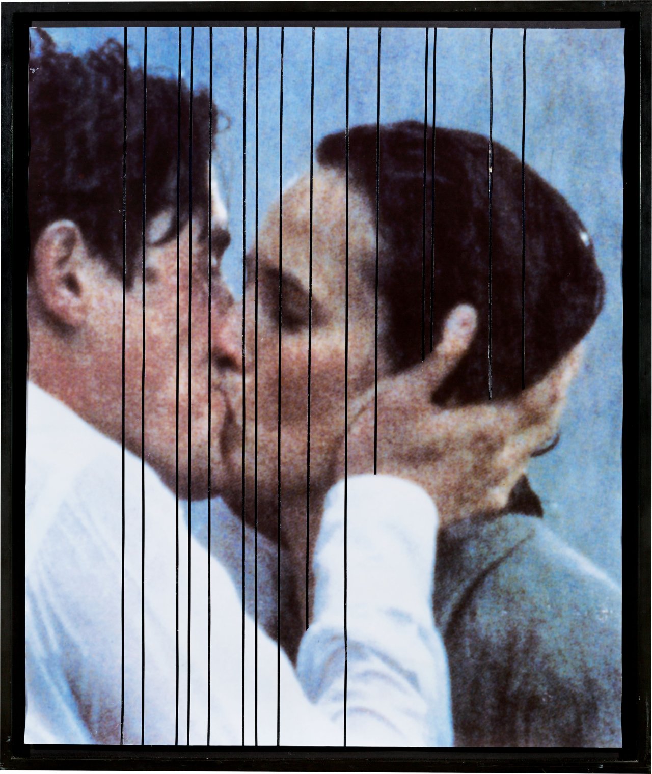 Auf diesem Bild ist das folgende Kunstwerk zu sehen: Gregor Hildebrandt. „Creatures Kissing in the Rain Shapeless in the Dark Again (Cure)“. 2008.