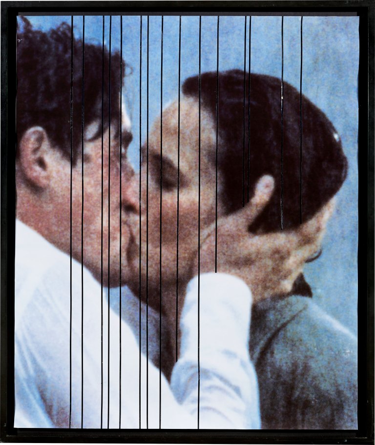 Auf diesem Bild ist das folgende Kunstwerk zu sehen: Gregor Hildebrandt. „Creatures Kissing in the Rain Shapeless in the Dark Again (Cure)“. 2008.