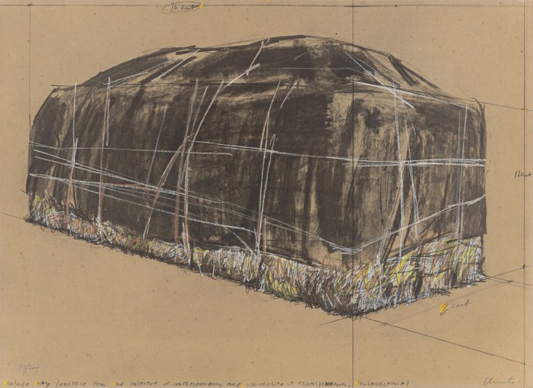 Auf diesem Bild ist das folgende Kunstwerk zu sehen:  Christo. „Packed Hay, Project for the Institute of Contemporary Art, Philadelphia“. 1973.