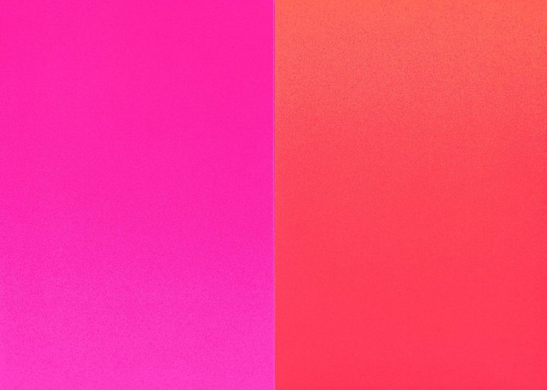 Auf diesem Bild ist das folgende Kunstwerk zu sehen: Rupprecht Geiger. „2 verschiedene rot“. 1967.