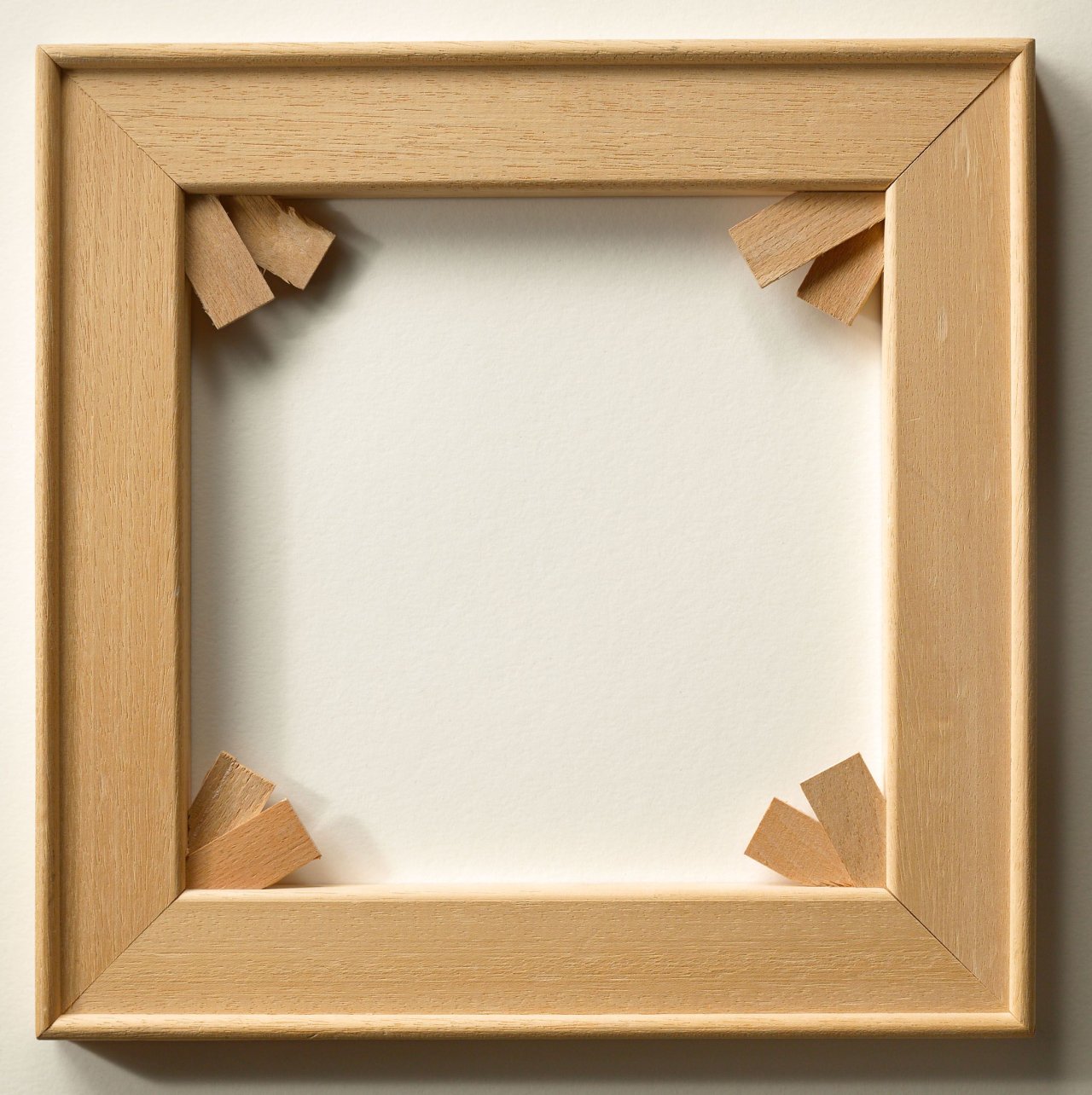 Auf diesem Bild ist das folgende Kunstwerk zu sehen: Imi Knoebel. „Keilrahmen“. 1968/89.