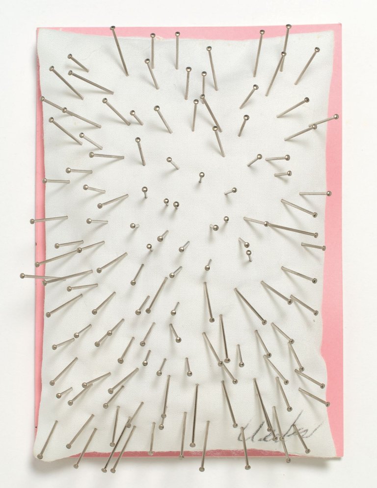 Auf diesem Bild ist das folgende Kunstwerk zu sehen: Günther Uecker. „Hommage à Achim von Arnim und Clemens von Brentano“. 1969.